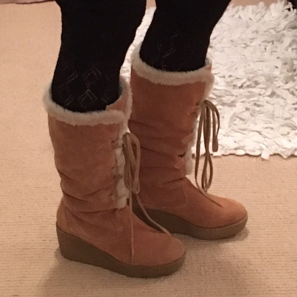 Michael Kors "Beaverton" Sherpa and Suede boots. - Picture 2 of 6